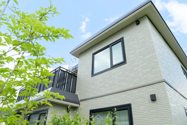 外壁リフォームするキッカケは？費用相場や補助金、外壁材・塗料について解説
