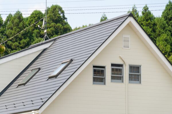 屋根リフォームのタイミングはいつ？費用相場や安く抑えるコツ・補助金を解説